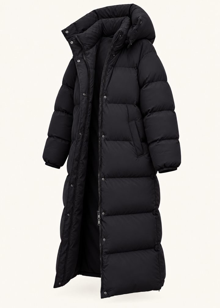 Manteau long matelassé noir à capuche, pièce isolée de trois-quarts