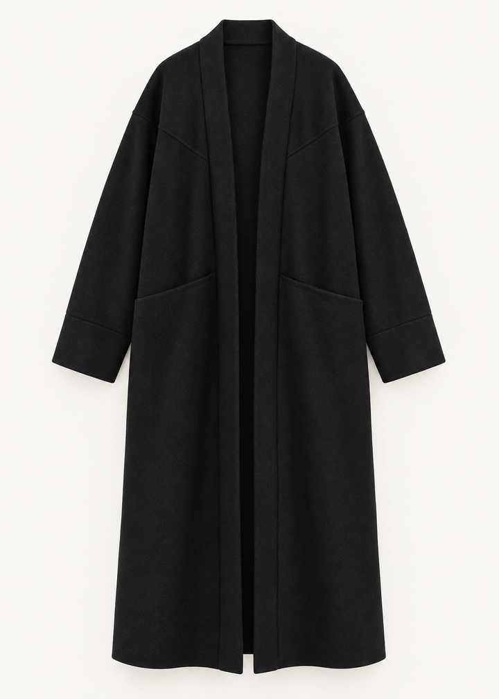 Manteau noir ample à poches, vue de face de la pièce isolée