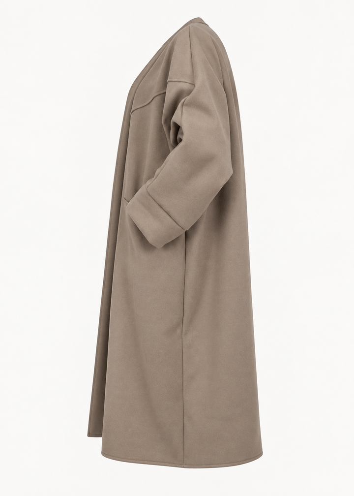 Manteau oversize taupe, vue de profil de la pièce isolée