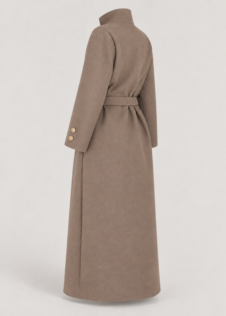 Manteau long taupe à col montant — pièce isolée, vue de dos oblique.