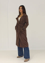 Manteau brun foncé effet daim — vue portée de trois-quarts en pied, longueur du manteau
