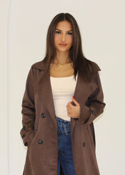 Manteau brun foncé effet daim — vue portée de face, plan moyen, col et boutons