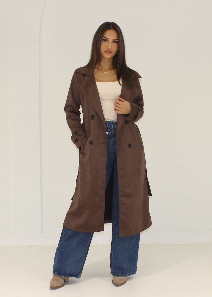 Manteau brun foncé effet daim — vue portée en pied, ouvert sur un haut blanc et jean large