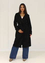Manteau noir effet daim — vue portée en pied, fermé et ceinturé