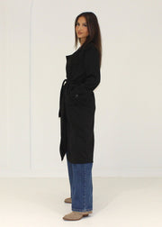 Manteau noir effet daim — vue portée de profil, ceinturé
