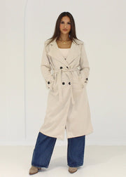 Manteau effet daim — vue portée en pied, double boutonnage et ceinture