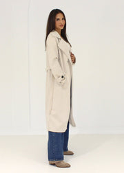 Manteau effet daim — vue portée de profil, boutonné et ceinturé