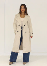 Manteau effet daim — vue portée en pied, ouvert sur un haut noir et jean large