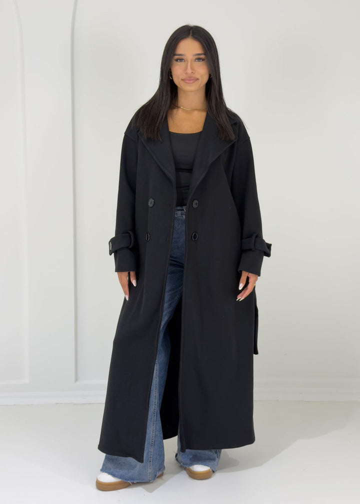 Manteau long noir à boutons, vue portée de face