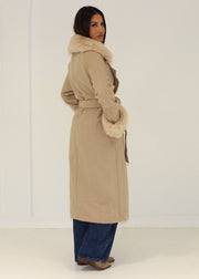 Manteau beige col fourrure ceinture — vue portée de dos et de côté, longueur du manteau