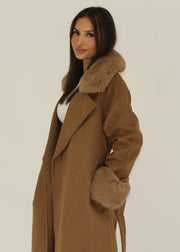 Manteau brun col fourrure ceinture — vue portée de trois-quarts, cadrée à la taille, grand col et poignets en fourrure