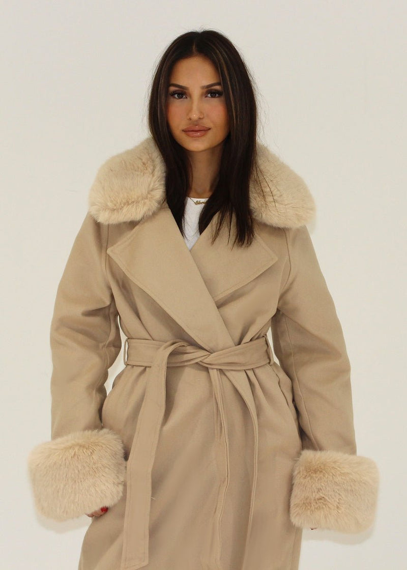 Manteau beige col fourrure ceinture — vue portée de face, cadrée à la taille, grand col et poignets en fourrure