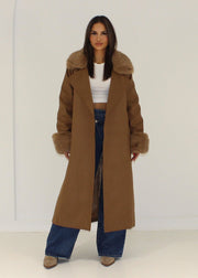 Manteau brun col fourrure ceinture — vue portée en pied, ouvert, haut blanc et jean large, ceinture nouée dans le dos