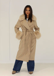 Manteau beige col fourrure ceinture — vue portée en pied, ceinturé