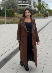 Manteau brun à fourrure — vue portée en marche, autre angle