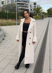 Manteau beige à fourrure — vue portée en pied, fermé et ceinturé
