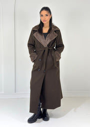 Manteau brun foncé à fourrure — vue portée en pied, ceinturé