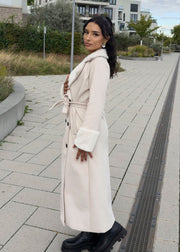 Manteau beige à fourrure — vue portée de trois-quarts, de dos