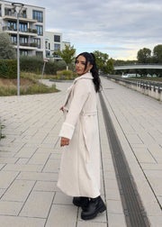Manteau beige à fourrure — vue portée de profil, tournée vers la gauche