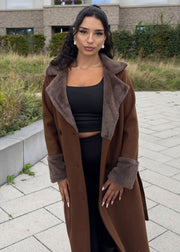 Manteau brun à fourrure — vue portée de face, ouvert sur un haut et pantalon noirs