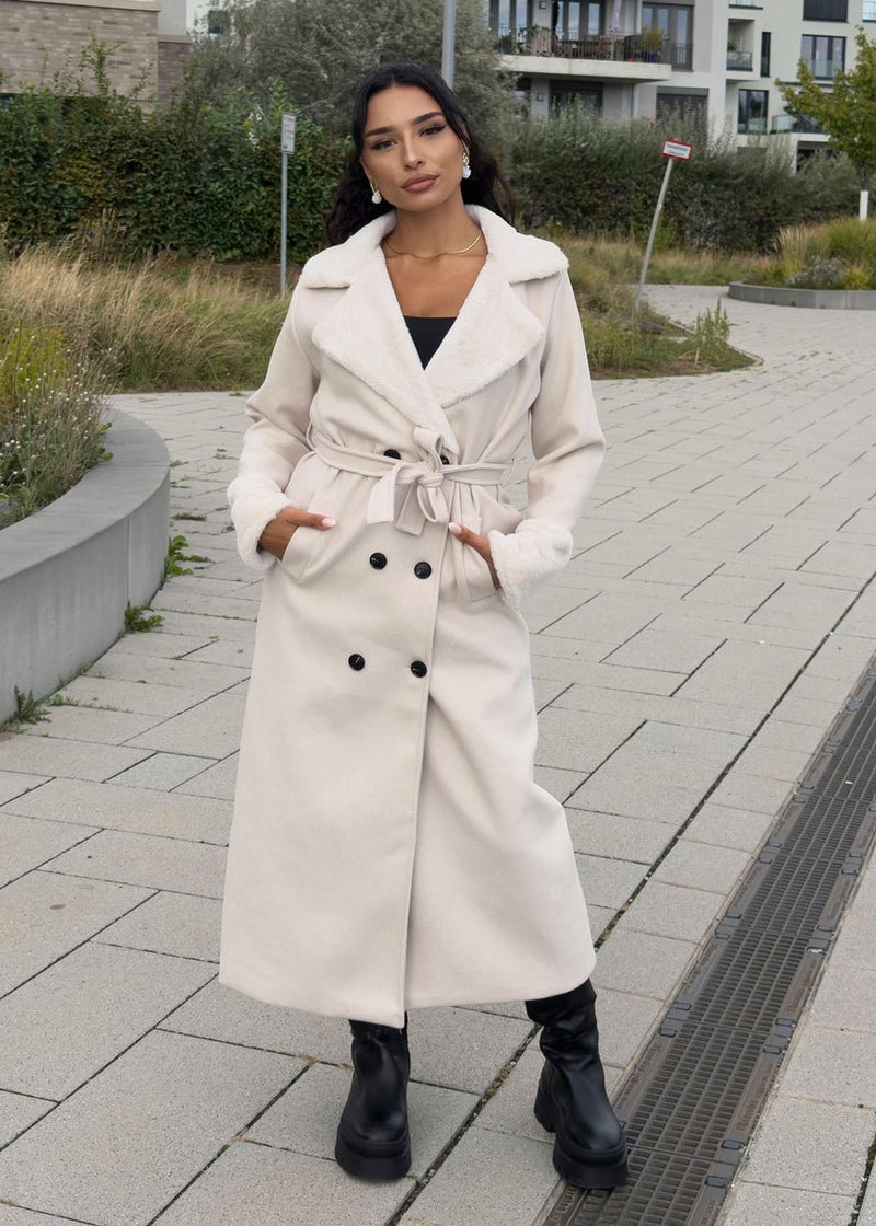 Manteau beige à fourrure — vue portée en pied, ouvert, haut noir et pantalon noir, en extérieur