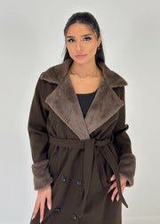 Manteau brun foncé à fourrure — vue portée de face, cadrée à la taille, grand revers