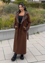 Manteau brun à fourrure — vue portée en marche, ouvert