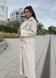 Manteau beige à fourrure — gros plan du col en fourrure et du double boutonnage