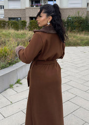 Manteau brun à fourrure — vue portée de dos, ceinture nouée dans le dos