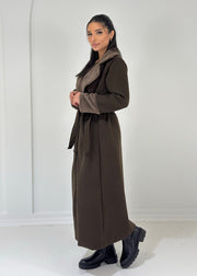 Manteau brun foncé à fourrure — vue portée en pied, de profil, bottes noires