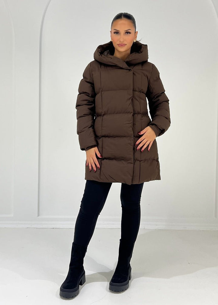 Veste matelassée mi-longue marron foncé, vue portée de face