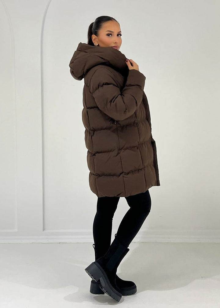 Veste matelassée mi-longue marron foncé, vue portée de profil