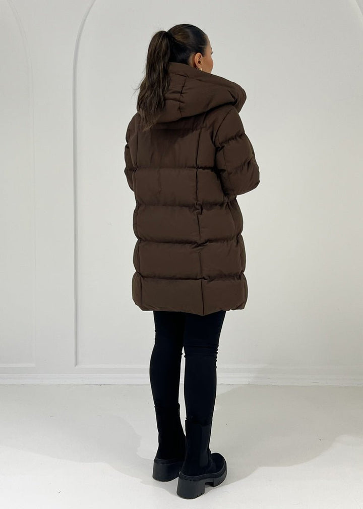 Veste matelassée mi-longue marron foncé, vue portée de dos