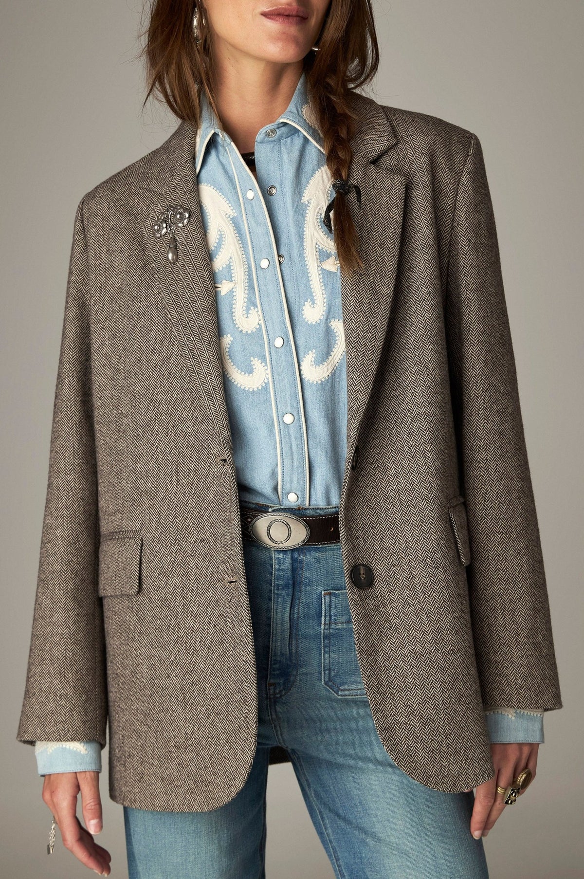 Blazer à chevrons marron, vue portée de face rapprochée