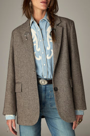 Blazer à chevrons marron, vue portée de face rapprochée