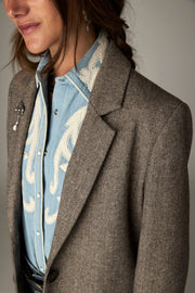 Blazer à chevrons marron, détail du revers cranté
