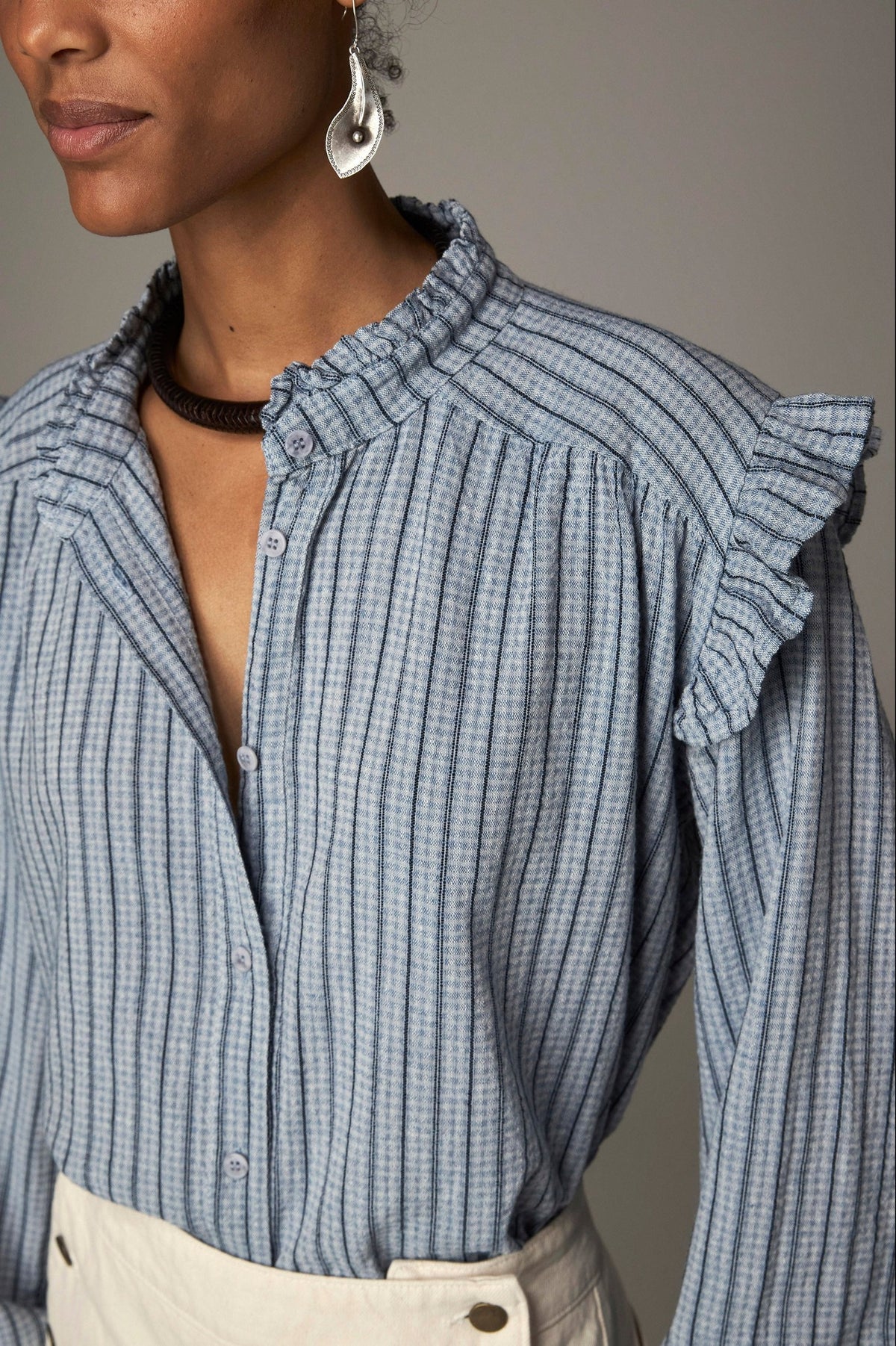 Blouse à rayures — gros plan du col et des rayures bleues