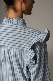 Blouse à rayures — détail du volant à l'épaule