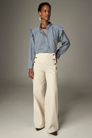 Blouse à rayures — vue de face portée avec pantalon crème