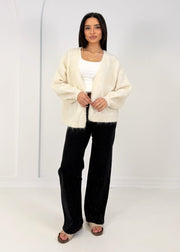 Cardigan maille ouvert beige clair — vue portée en pied, drapé de la maille, même pose