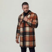 Manteau à grands carreaux orange et marron — vue portée de trois-quarts