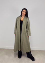 Manteau ouvert à poches plaquées — vue portée de face, ouvert sur un haut sombre