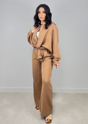 Ensemble ample en mousseline brun clair — vue de face portée