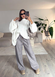 Pull oversize beige clair — selfie au miroir, vue portée en pied, pantalon gris large et bottes