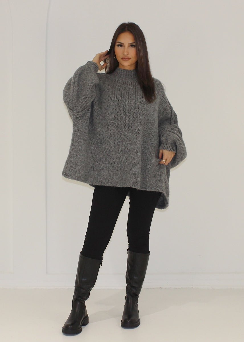 Pull oversize gris foncé — vue portée en pied, legging et bottes noirs