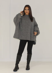 Pull oversize gris foncé — vue portée en pied, legging et bottes noirs