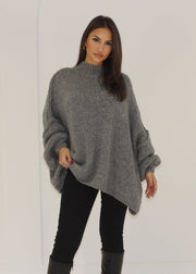 Pull oversize gris foncé — vue portée de trois-quarts, volume des manches