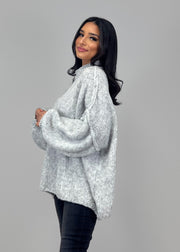 Pull oversize gris clair — vue portée de trois-quarts, de côté