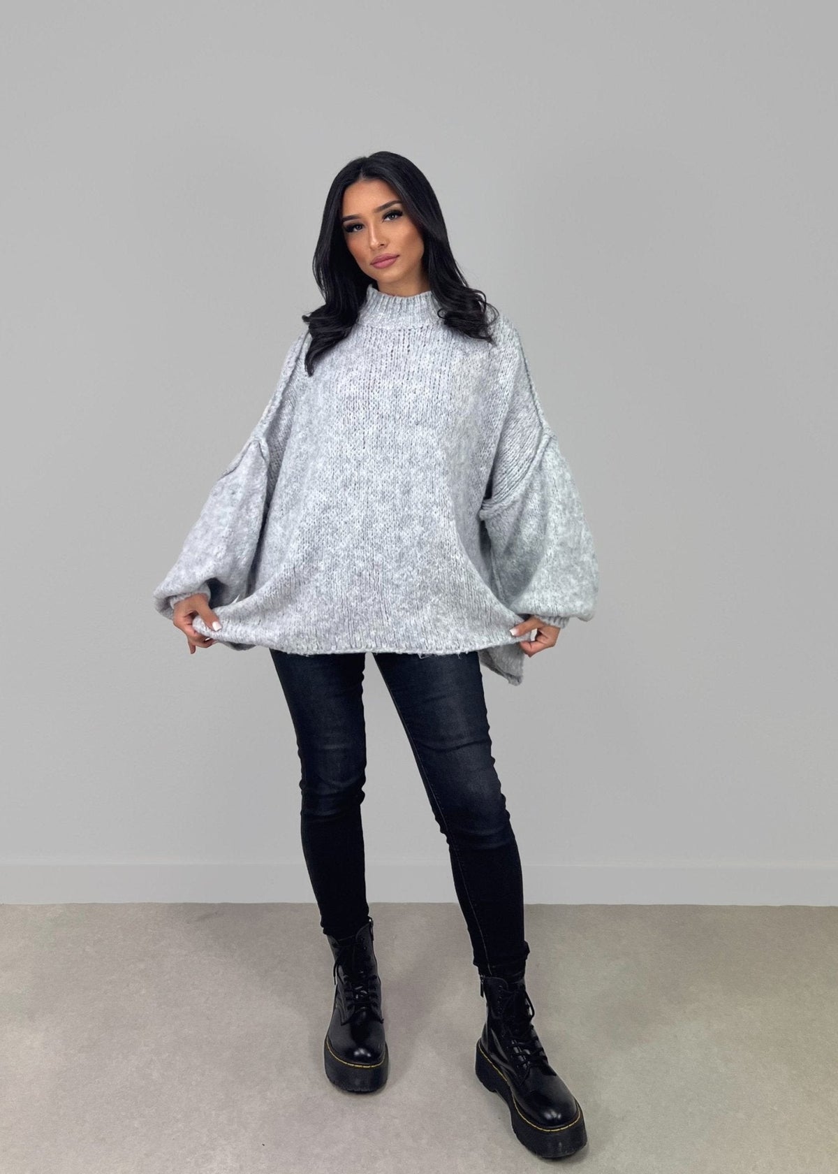 Pull oversize gris clair — vue portée en pied, legging et bottes noirs
