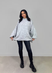 Pull oversize gris clair — vue portée en pied, legging et bottes noirs